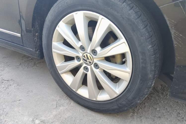 Used Volkswagen Sagitar 2015 230TSI Manual Comfort Version Right Front Wheel Hub