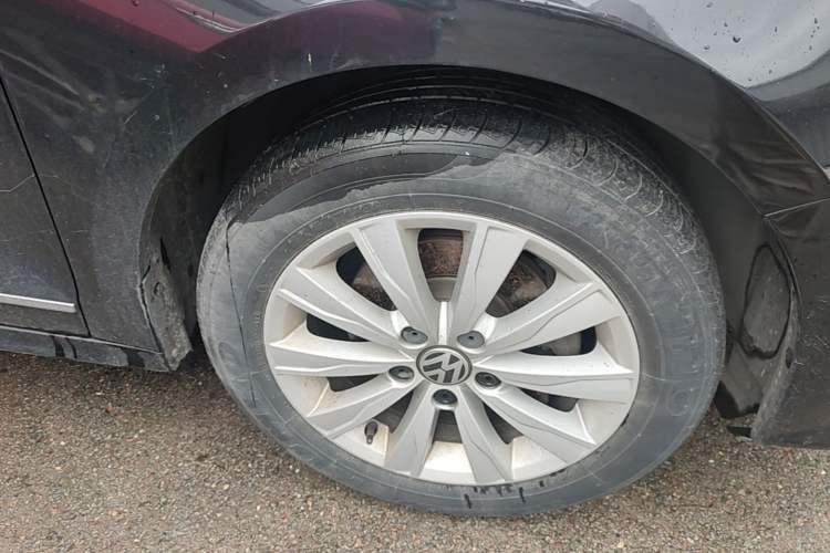 Used Volkswagen Sagitar 2015 1.6L Automatic Comfort Model Right Front Wheel Hub