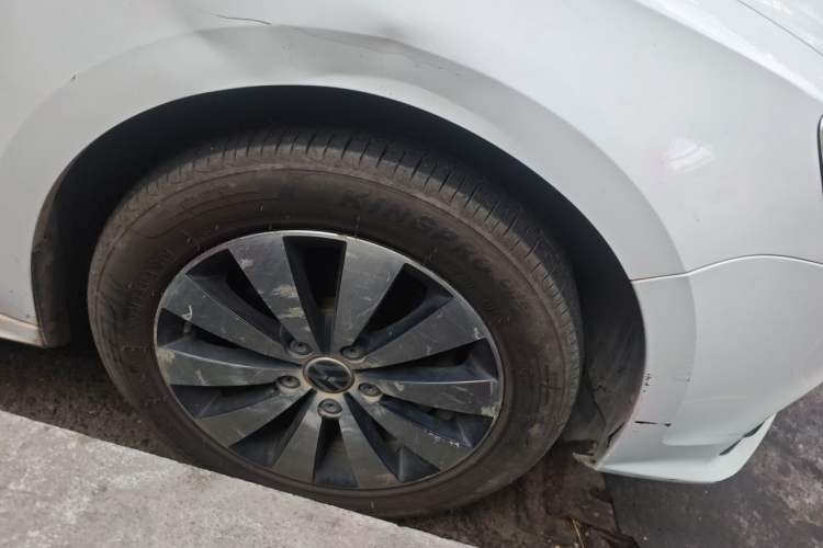 Used Volkswagen Sagitar 2015 230TSI Automatic Comfort Version Right Front Wheel Hub