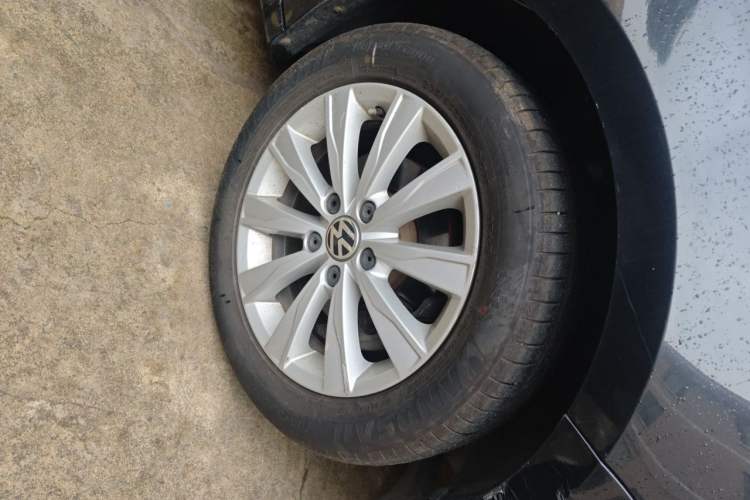 Used Volkswagen Sagitar 2015 1.6L Manual Comfort Model Right Front Wheel Hub