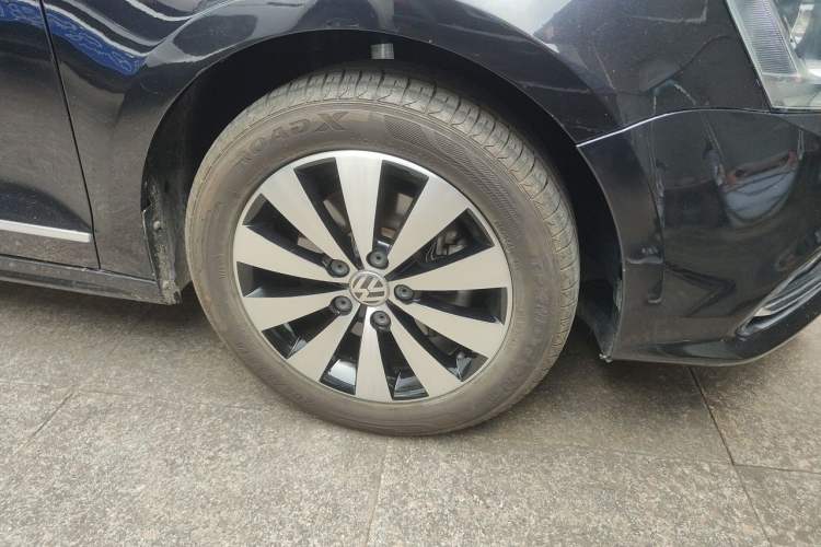 Used Volkswagen Sagitar 2015 230TSI Manual Luxury Edition Right Front Wheel Hub