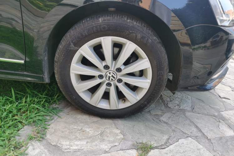 Used Volkswagen Sagitar 2015 230TSI Automatic Comfort Version Right Front Wheel Hub