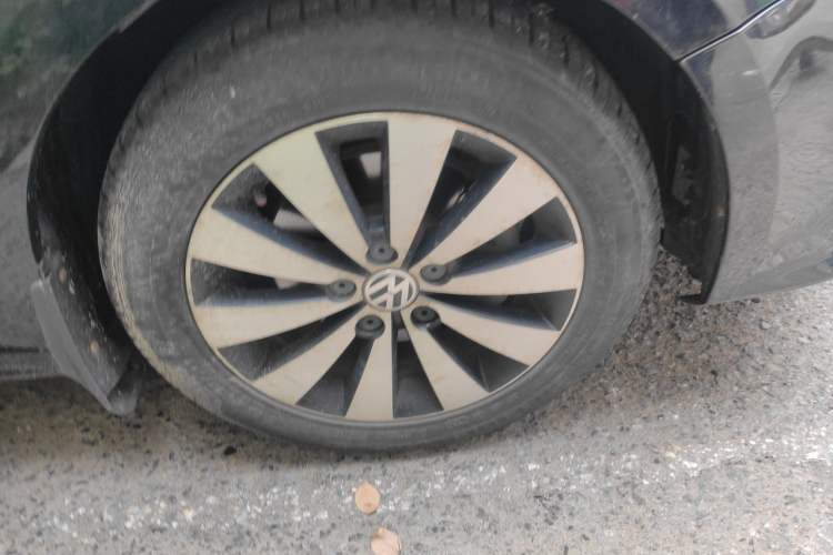 Used Volkswagen Sagitar 2015 230TSI Automatic Luxury Model Right Front Wheel Hub