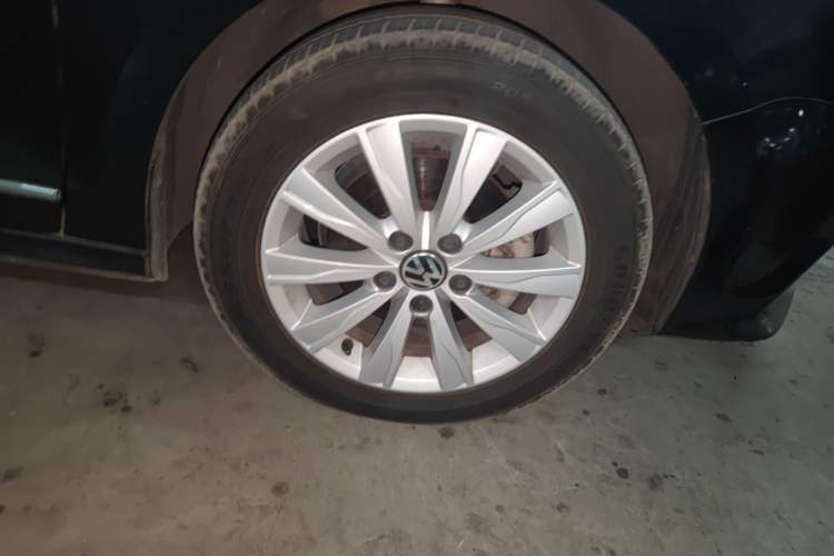 Used Volkswagen Sagitar 2015 230TSI Automatic Comfort Version Right Front Wheel Hub