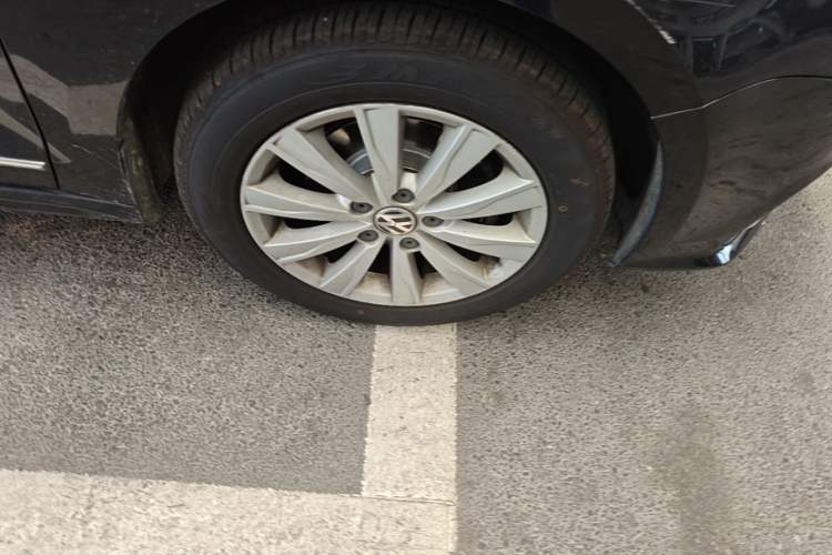 Used Volkswagen Sagitar 2015 1.6L Manual Comfort Model Right Front Wheel Hub