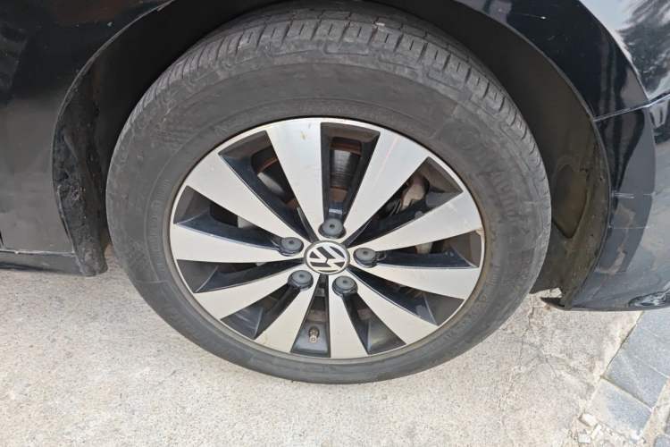 Used Volkswagen Sagitar 2015 230TSI Automatic Luxury Model Right Front Wheel Hub