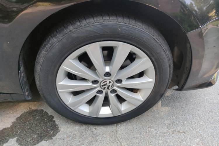 Used Volkswagen Sagitar 2015 1.6L Automatic Comfort Model Right Front Wheel Hub