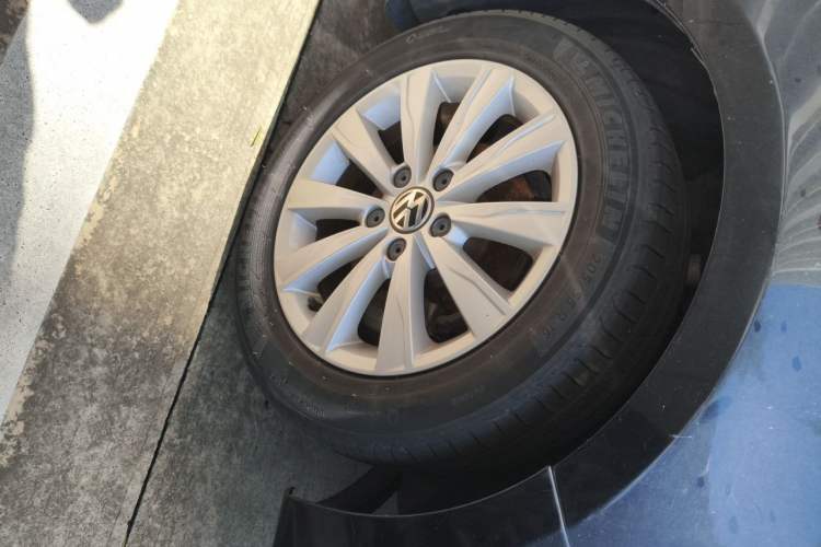 Used Volkswagen Sagitar 2015 1.6L Automatic Comfort Model Right Front Wheel Hub