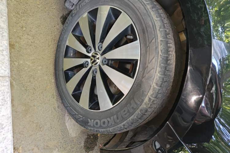 Used Volkswagen Sagitar 2015 230TSI Automatic Luxury Model Right Front Wheel Hub