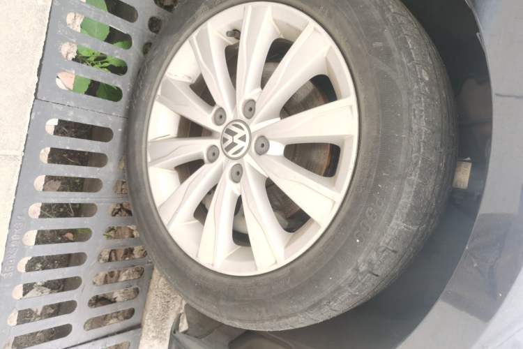 Used Volkswagen Sagitar 2015 230TSI Automatic Comfort Version Right Front Wheel Hub