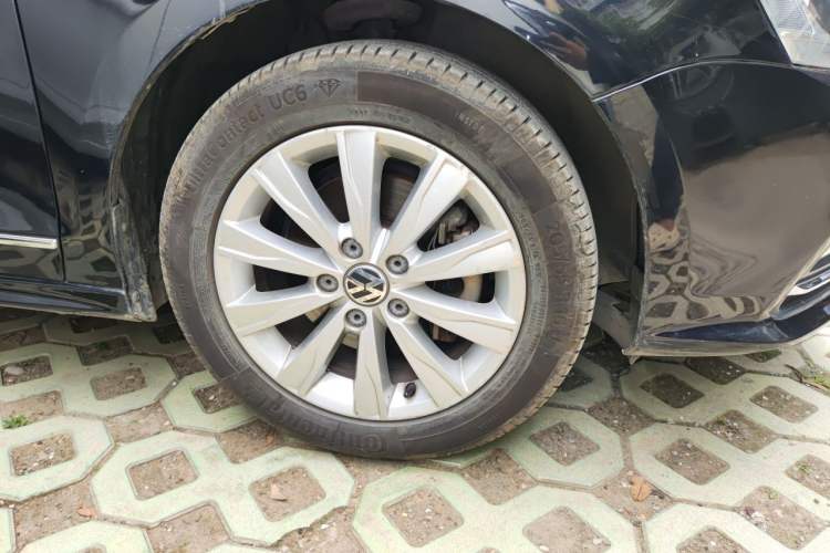 Used Volkswagen Sagitar 2015 230TSI Automatic Comfort Version Right Front Wheel Hub