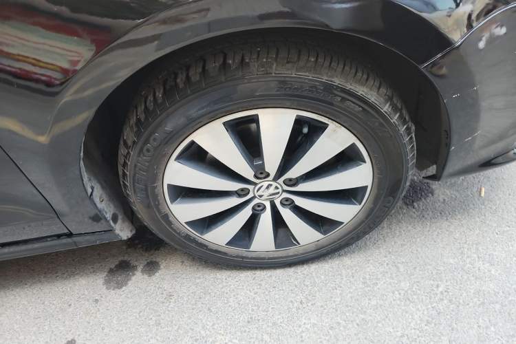 Used Volkswagen Sagitar 2015 230TSI Automatic Luxury Model Right Front Wheel Hub