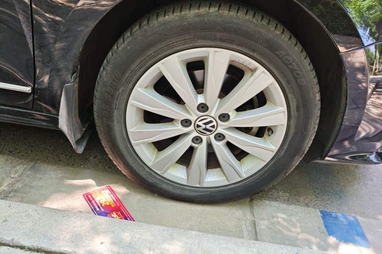 Used Volkswagen Sagitar 2015 1.6L Automatic Comfort Model Right Front Wheel Hub