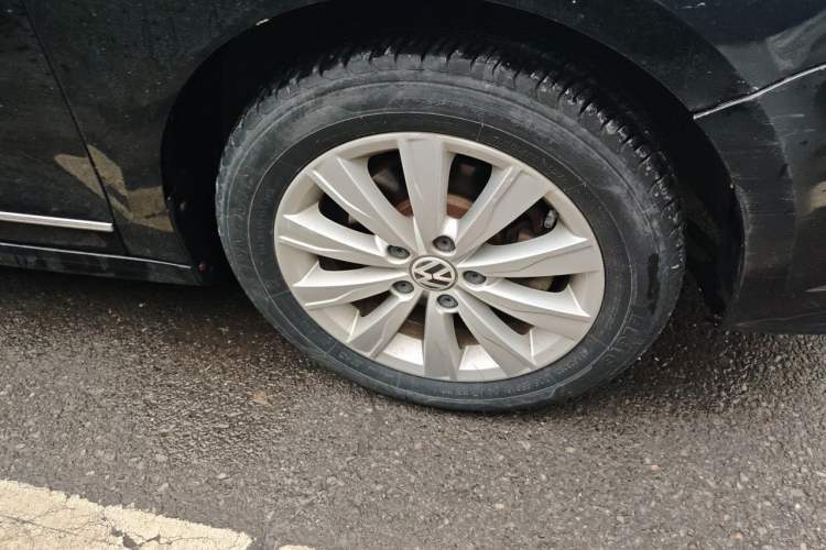 Used Volkswagen Sagitar 2015 1.6L Manual Comfort Model Right Front Wheel Hub