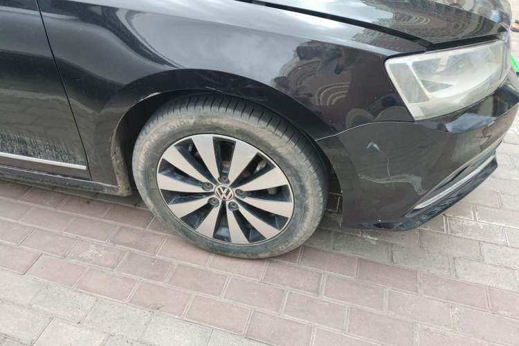 Used Volkswagen Sagitar 2015 230TSI Automatic Luxury Model Right Front Wheel Hub