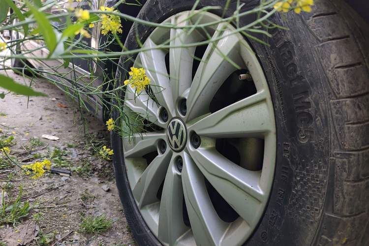 Used Volkswagen Sagitar 2015 230TSI Automatic Comfort Version Right Front Wheel Hub