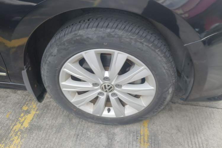 Used Volkswagen Sagitar 2015 230TSI Automatic Comfort Version Right Front Wheel Hub