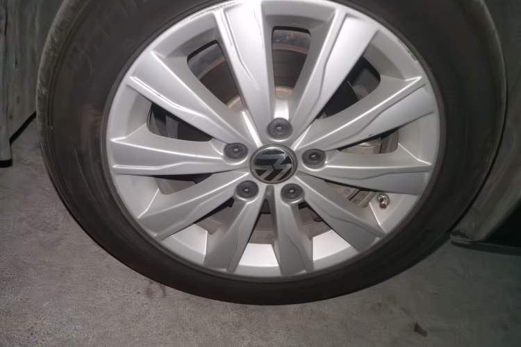 Used Volkswagen Sagitar 2015 1.6L Automatic Comfort Model Right Front Wheel Hub
