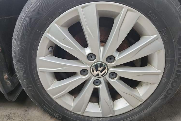 Used Volkswagen Sagitar 2015 1.6L Manual Comfort Model Right Front Wheel Hub