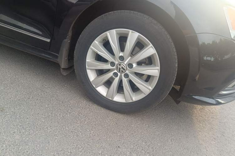 Used Volkswagen Sagitar 2015 1.6L Automatic Comfort Model Right Front Wheel Hub