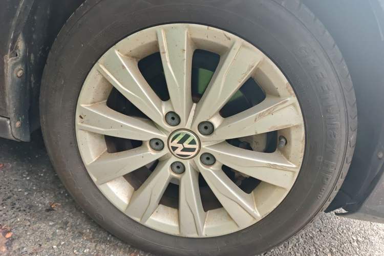 Used Volkswagen Sagitar 2015 1.6L Manual Comfort Model Right Front Wheel Hub