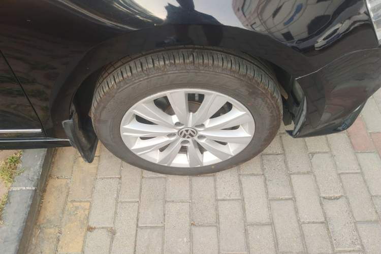 Used Volkswagen Sagitar 2015 1.6L Manual Comfort Model Right Front Wheel Hub