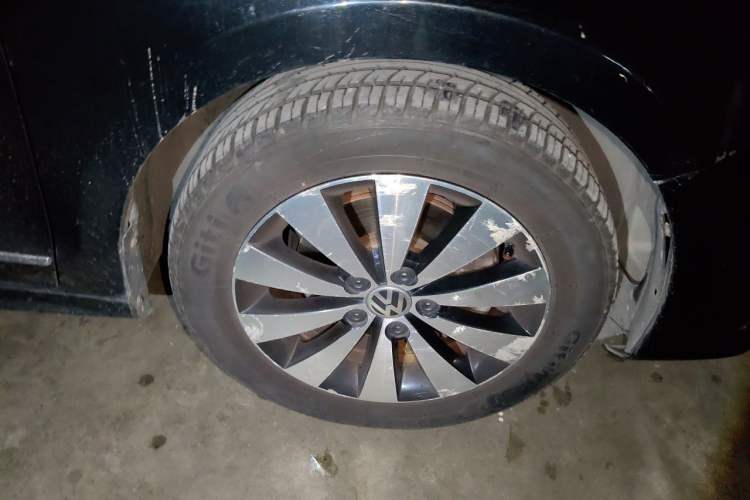 Used Volkswagen Sagitar 2015 230TSI Automatic Luxury Model Right Front Wheel Hub