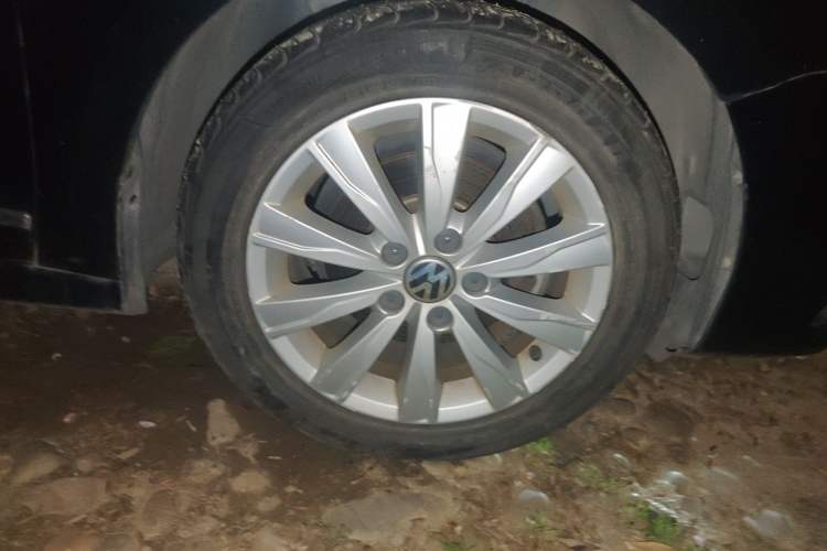 Used Volkswagen Sagitar 2015 1.6L Automatic Comfort Model Right Front Wheel Hub
