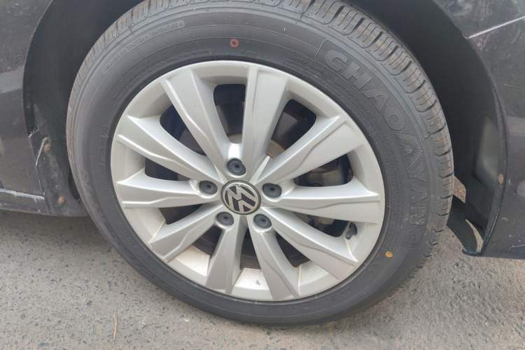 Used Volkswagen Sagitar 2015 1.6L Automatic Comfort Model Right Front Wheel Hub
