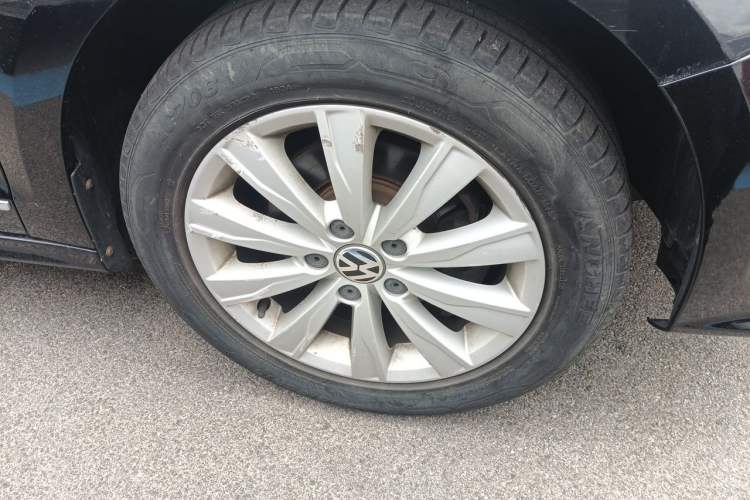 Used Volkswagen Sagitar 2015 1.6L Automatic Comfort Model Right Front Wheel Hub