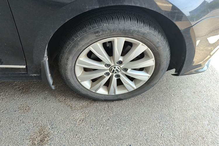 Used Volkswagen Sagitar 2015 1.6L Manual Comfort Model Right Front Wheel Hub
