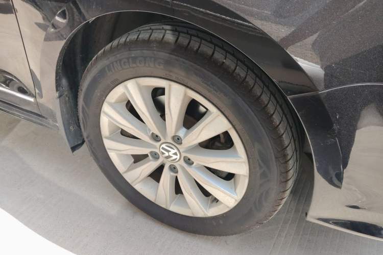 Used Volkswagen Sagitar 2015 1.6L Manual Comfort Model Right Front Wheel Hub