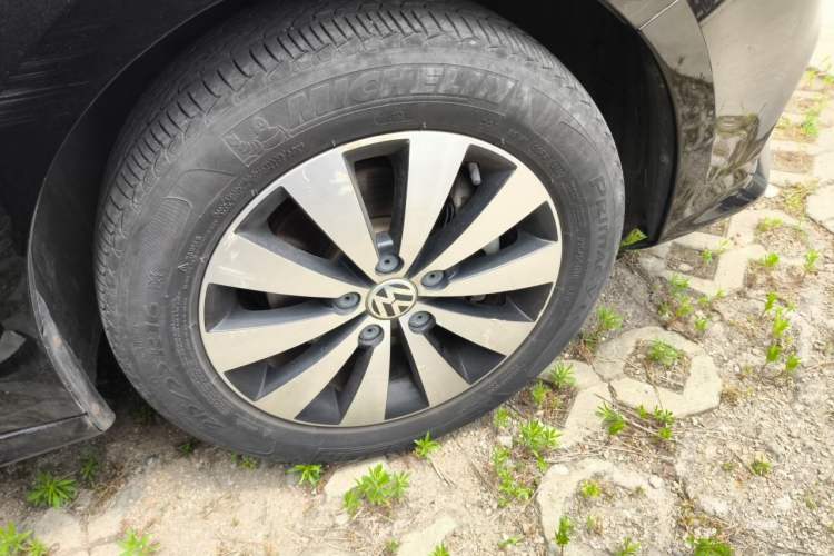 Used Volkswagen Sagitar 2015 230TSI Automatic Luxury Model Right Front Wheel Hub