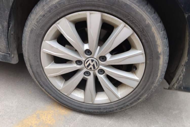 Used Volkswagen Sagitar 2015 1.6L Manual Comfort Model Right Front Wheel Hub