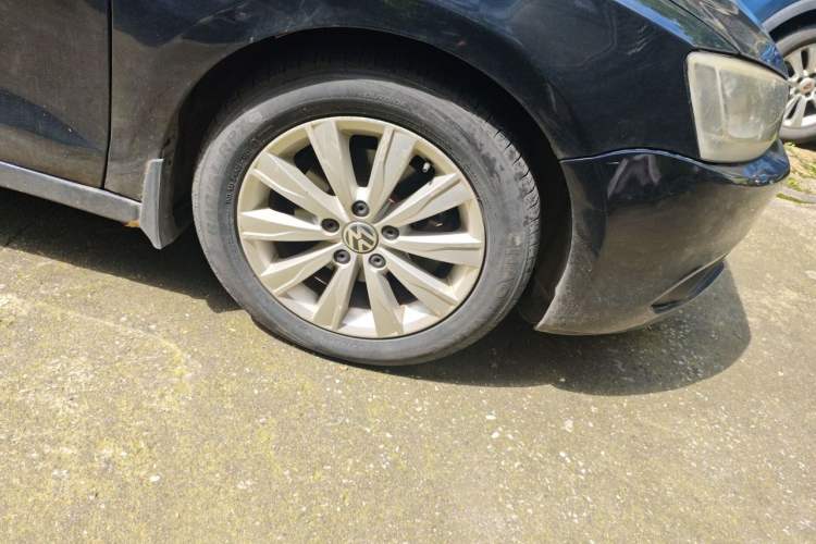 Used Volkswagen Sagitar 2015 1.6L Automatic Comfort Model Right Front Wheel Hub