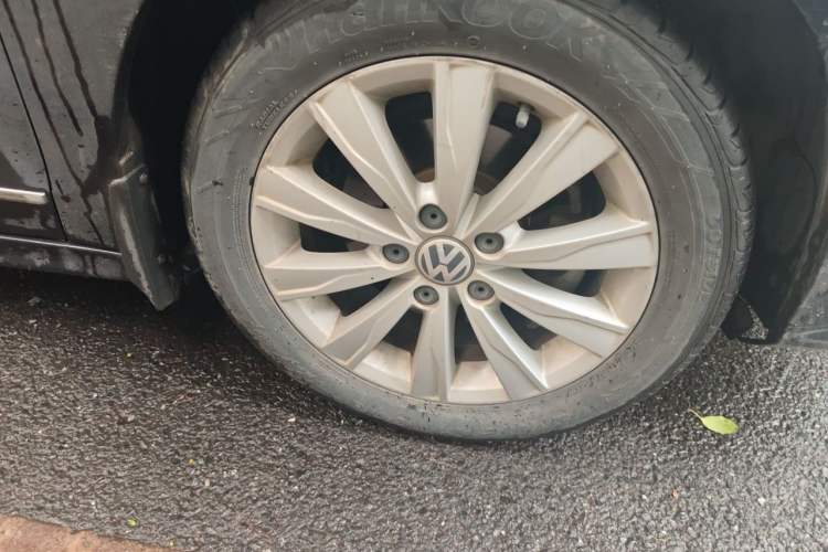 Used Volkswagen Sagitar 2015 1.6L Automatic Comfort Model Right Front Wheel Hub