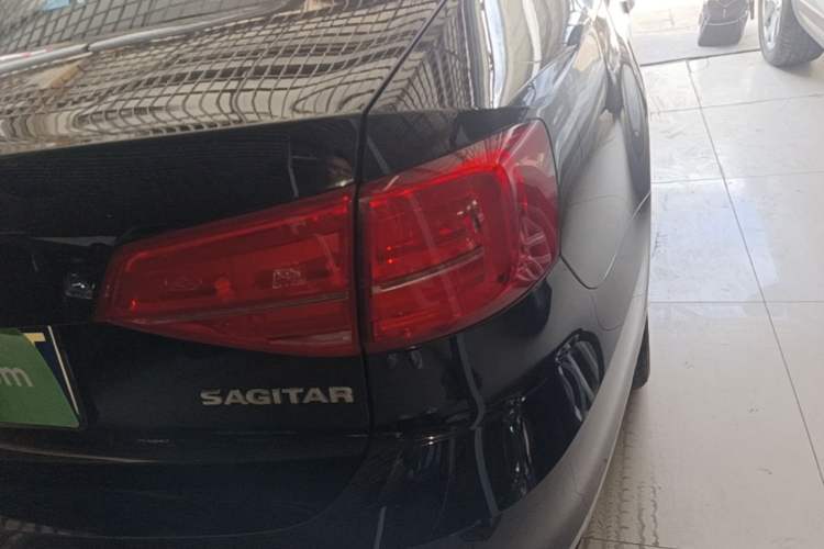 Used Volkswagen Sagitar 2015 1.6L Manual Comfort Model Right Rear Taillight