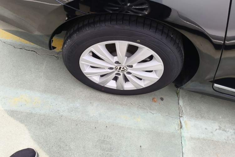 Used Volkswagen Sagitar 2015 1.6L Automatic Comfort Model Right Rear Wheel Hub