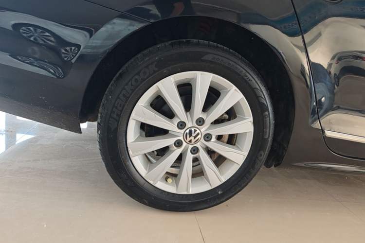 Used Volkswagen Sagitar 2015 1.6L Manual Comfort Model Right Rear Wheel Hub