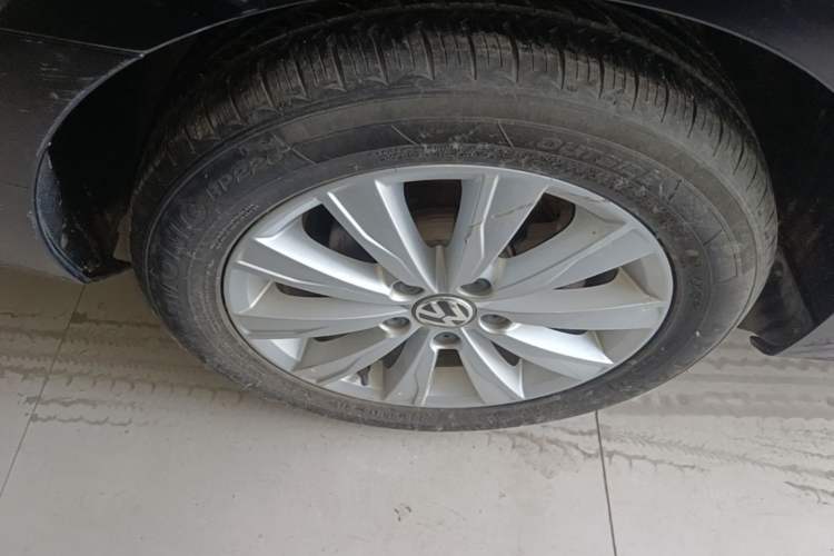 Used Volkswagen Sagitar 2015 1.6L Manual Comfort Model Right Rear Wheel Hub