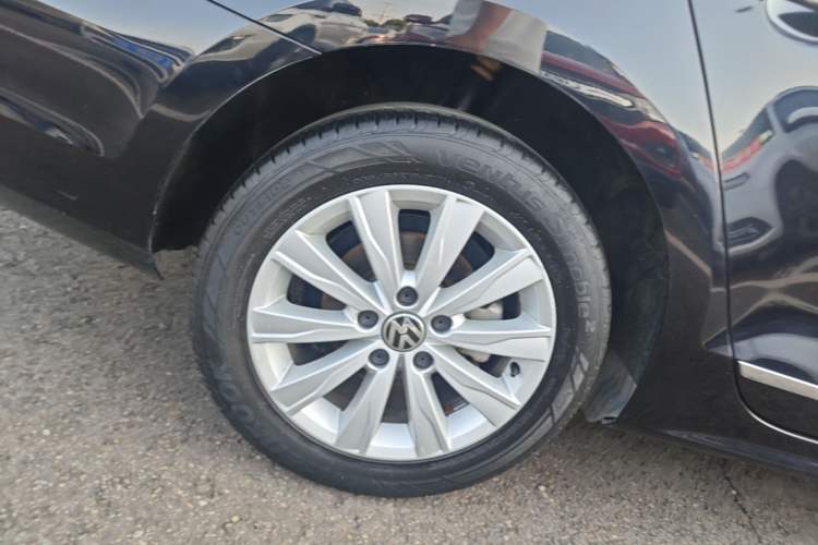 Used Volkswagen Sagitar 2015 1.6L Automatic Comfort Model Right Rear Wheel Hub