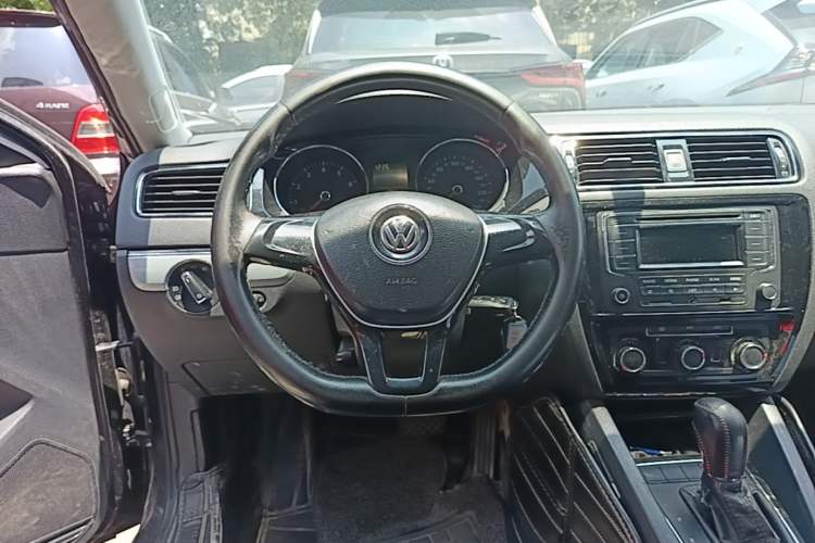 Used Volkswagen Sagitar 2015 1.6L Automatic Comfort Model Steering Wheel