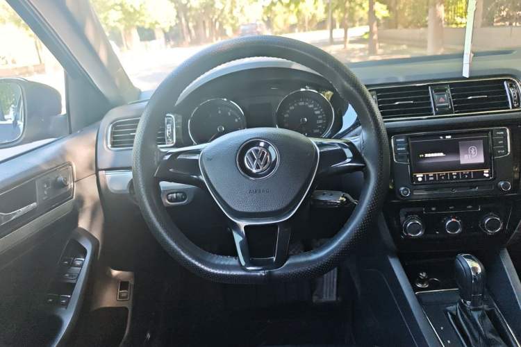 Used Volkswagen Sagitar 2015 230TSI Automatic Comfort Version Steering Wheel