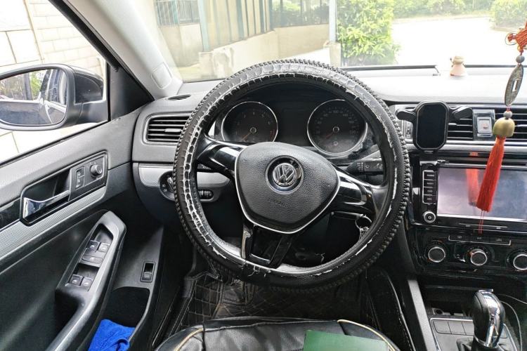 Used Volkswagen Sagitar 2015 230TSI Automatic Comfort Version Steering Wheel