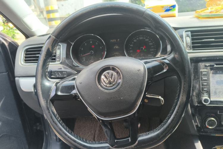 Used Volkswagen Sagitar 2015 230TSI Automatic Comfort Version Steering Wheel