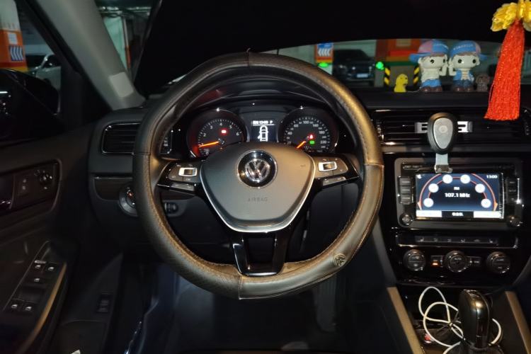 Used Volkswagen Sagitar 2015 230TSI Automatic Luxury Model Steering Wheel