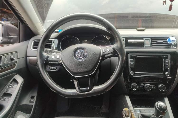 Used Volkswagen Sagitar 2015 230TSI Manual Luxury Edition Steering Wheel