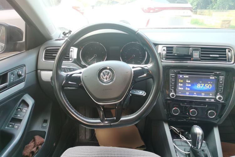 Used Volkswagen Sagitar 2015 230TSI Automatic Comfort Version Steering Wheel