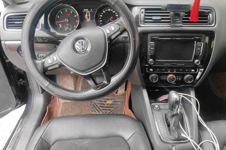 Used Volkswagen Sagitar 2015 230TSI Automatic Luxury Model Steering Wheel