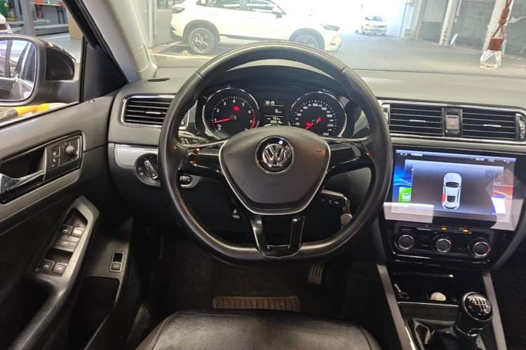 Used Volkswagen Sagitar 2015 1.6L Manual Comfort Model Steering Wheel